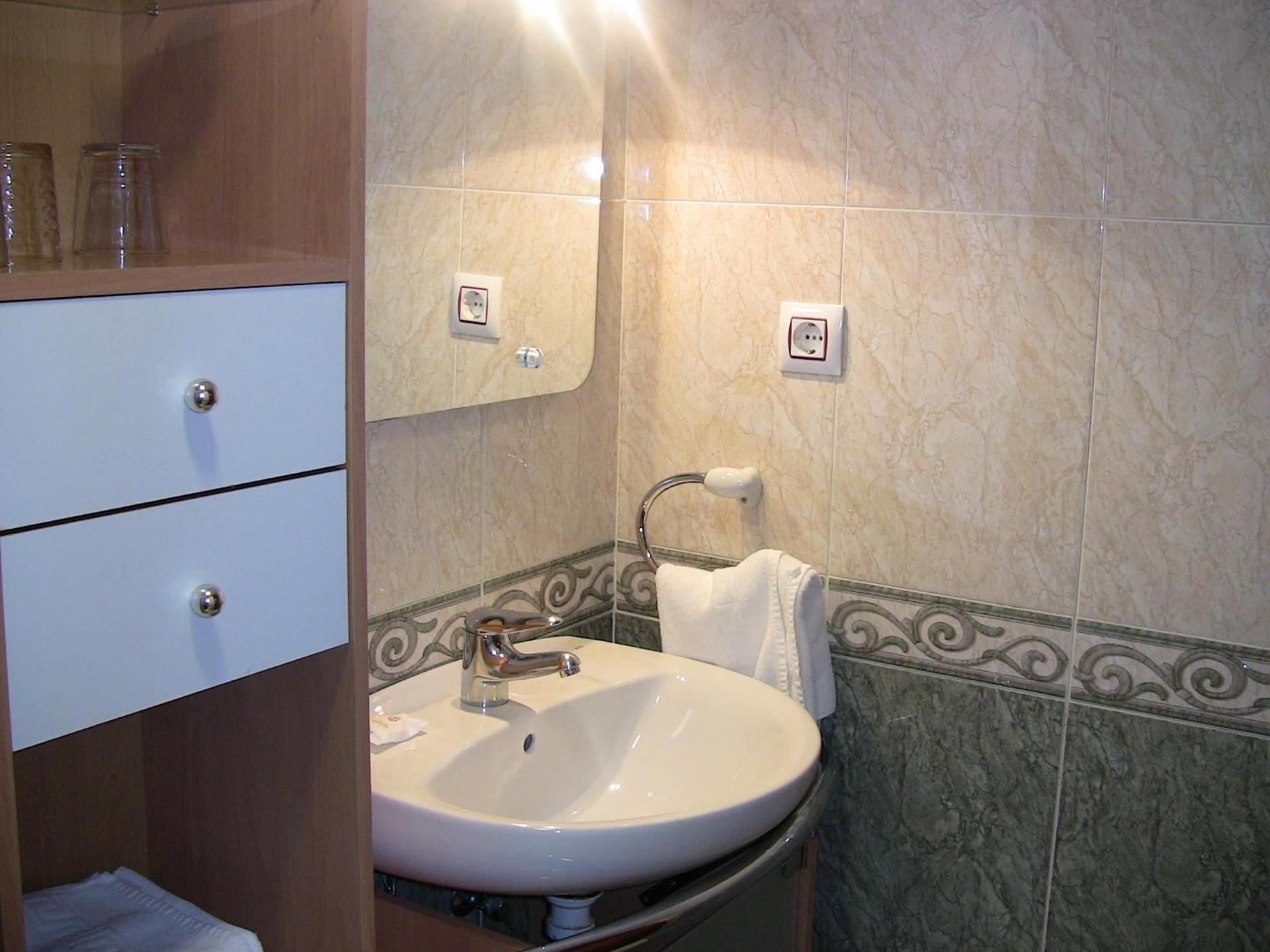 One-Bedroom Apartment (3 Adults)