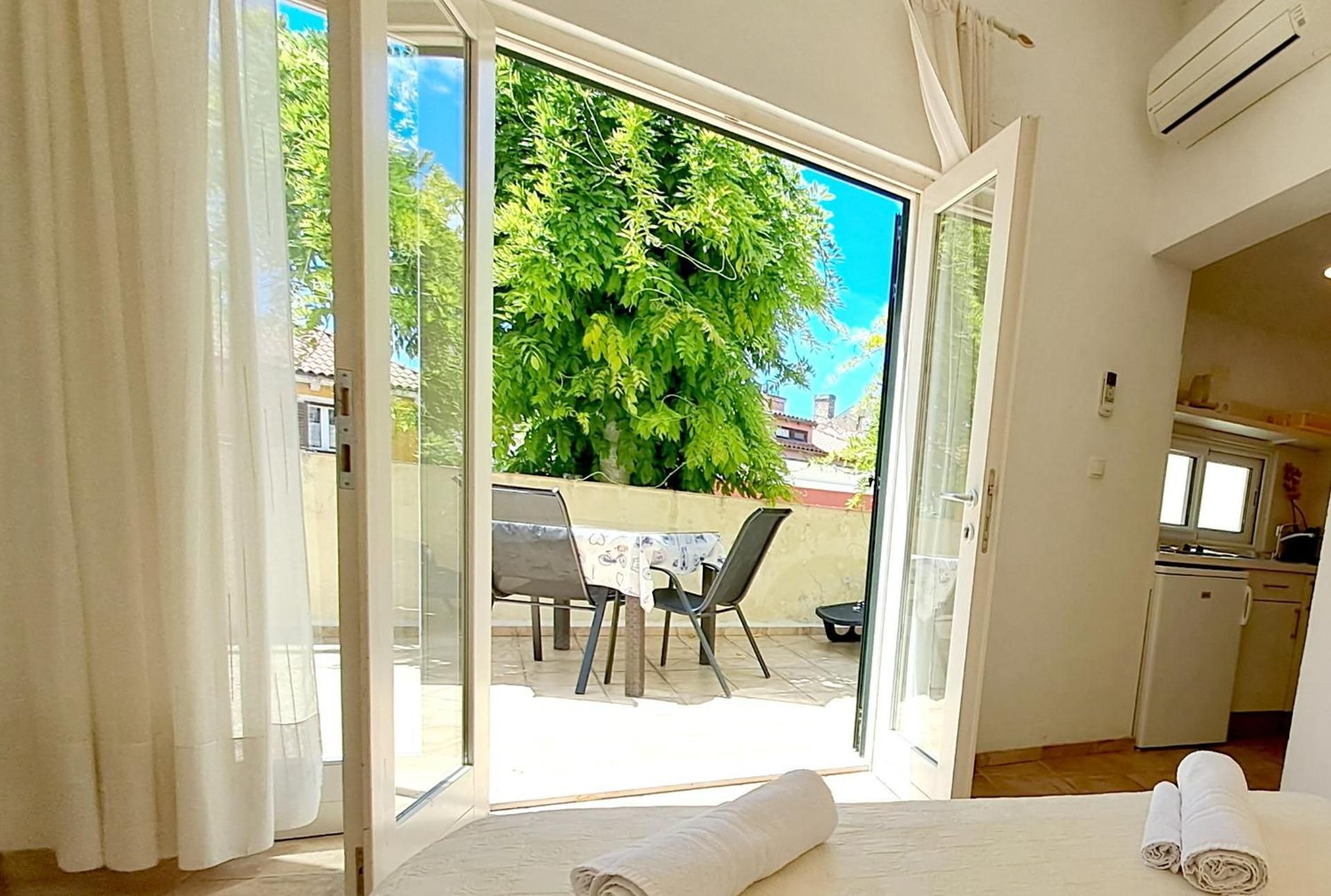 Deluxe Studio Apartment with Terrace