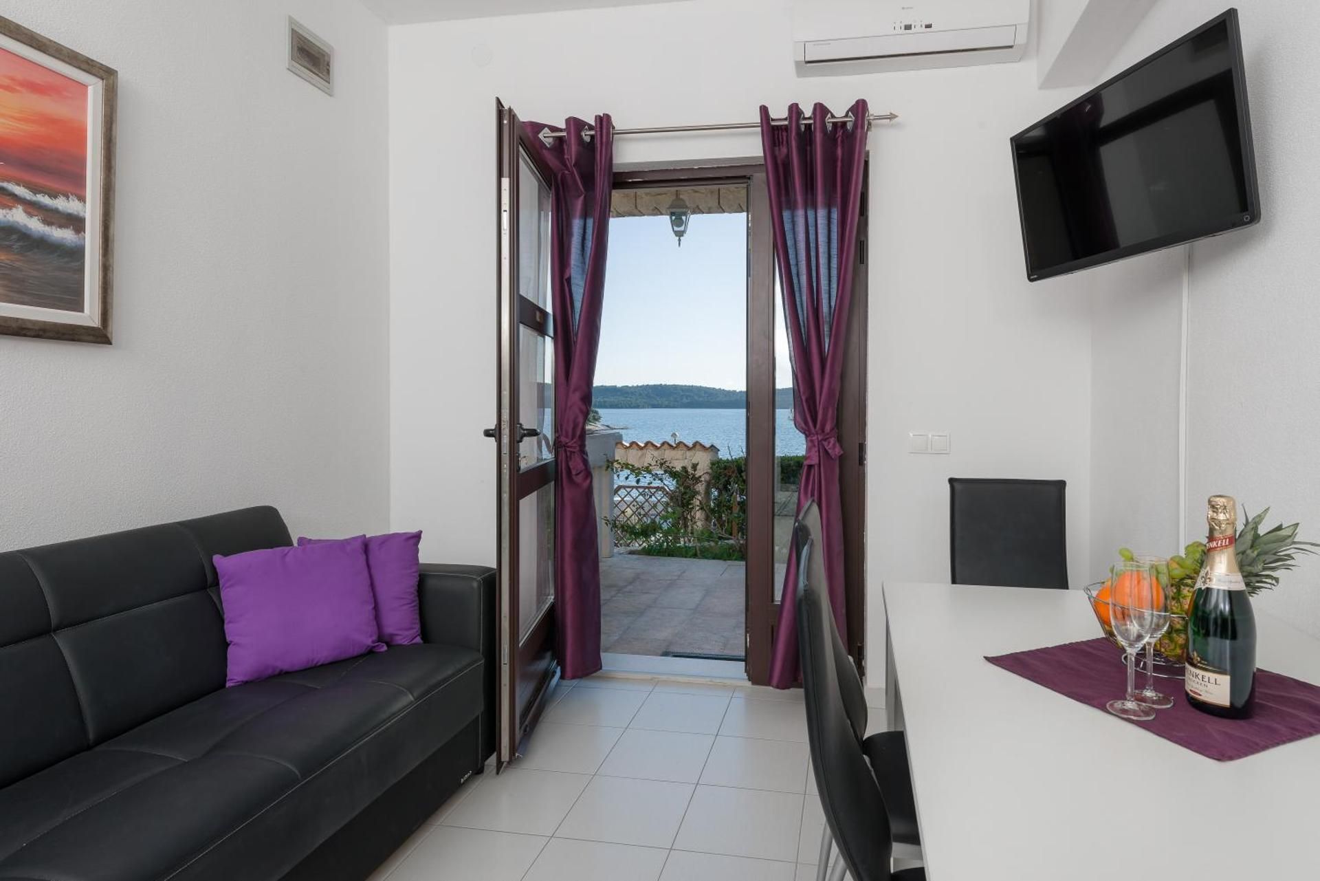 Apartment with Terrace and Sea View