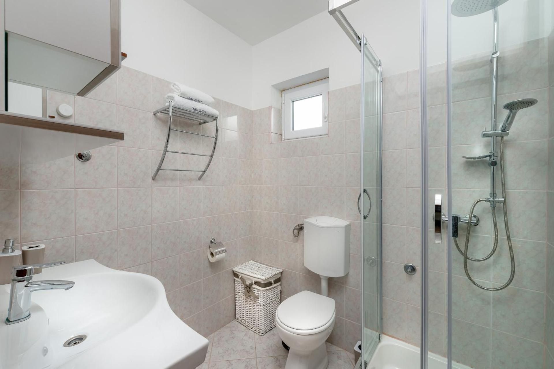 Apartments Villa Luxor Apartment with Sea View 2