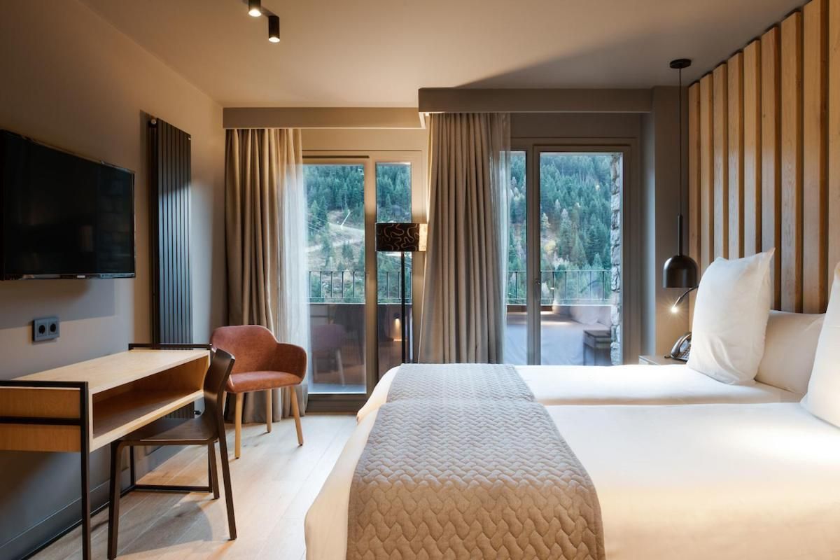 Double or Twin Room with Mountain View