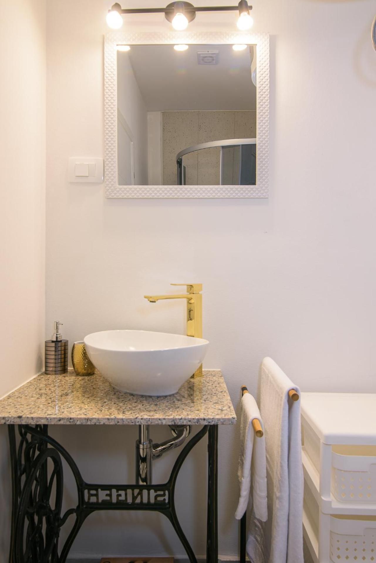 Rooms Bartul Trogir Single Room With Private Bathroom 3