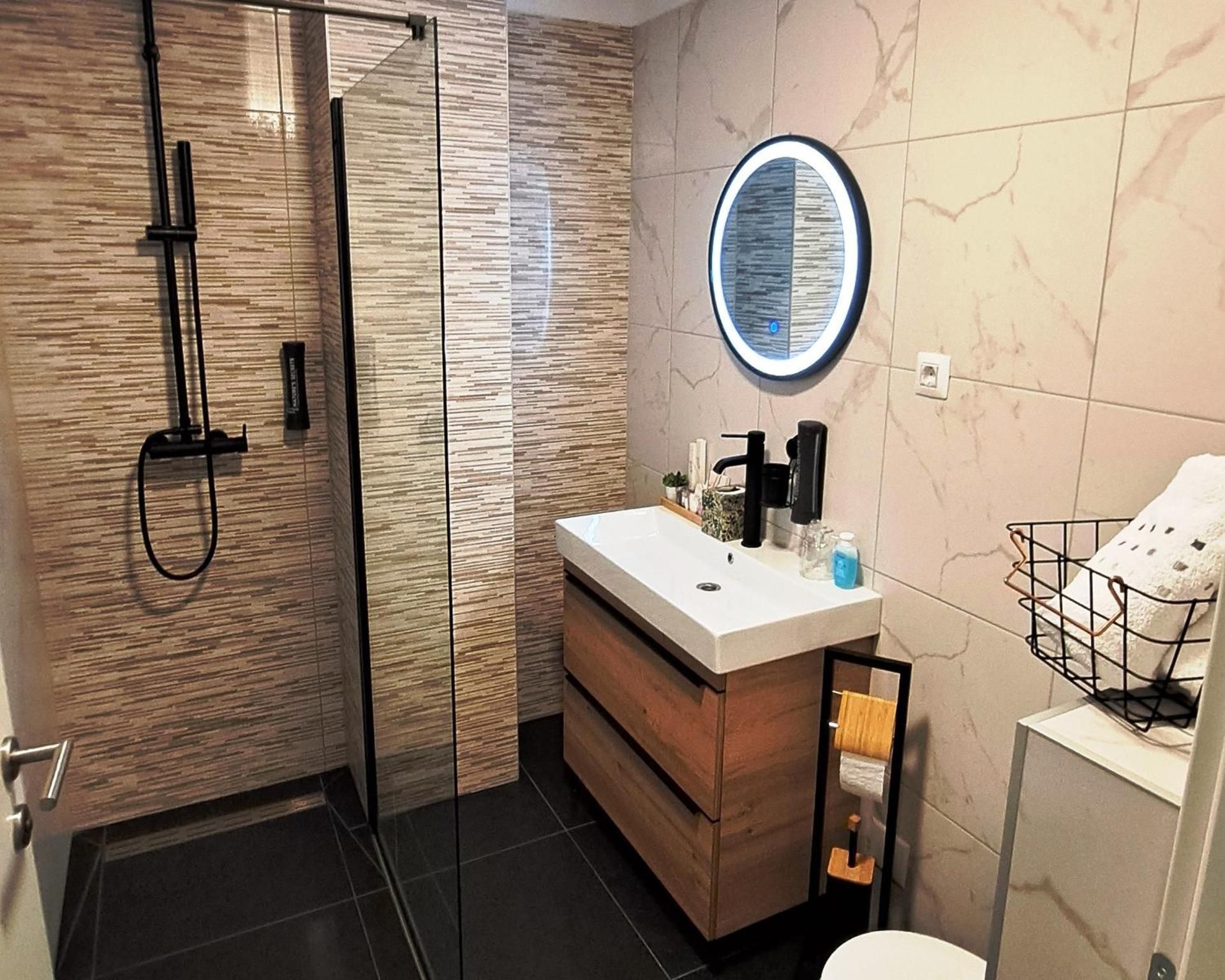 Deluxe Double Room (2 Adults + 1 Child)