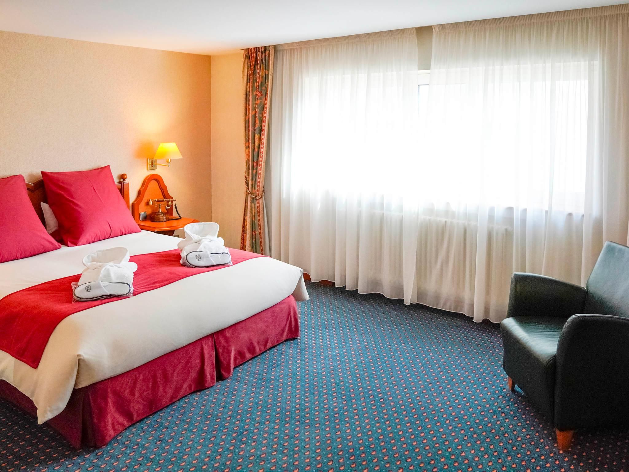 Hotel Mercure Andorra Superior Non Smoking Room With 1 Double Bed And 2 Single Beds
