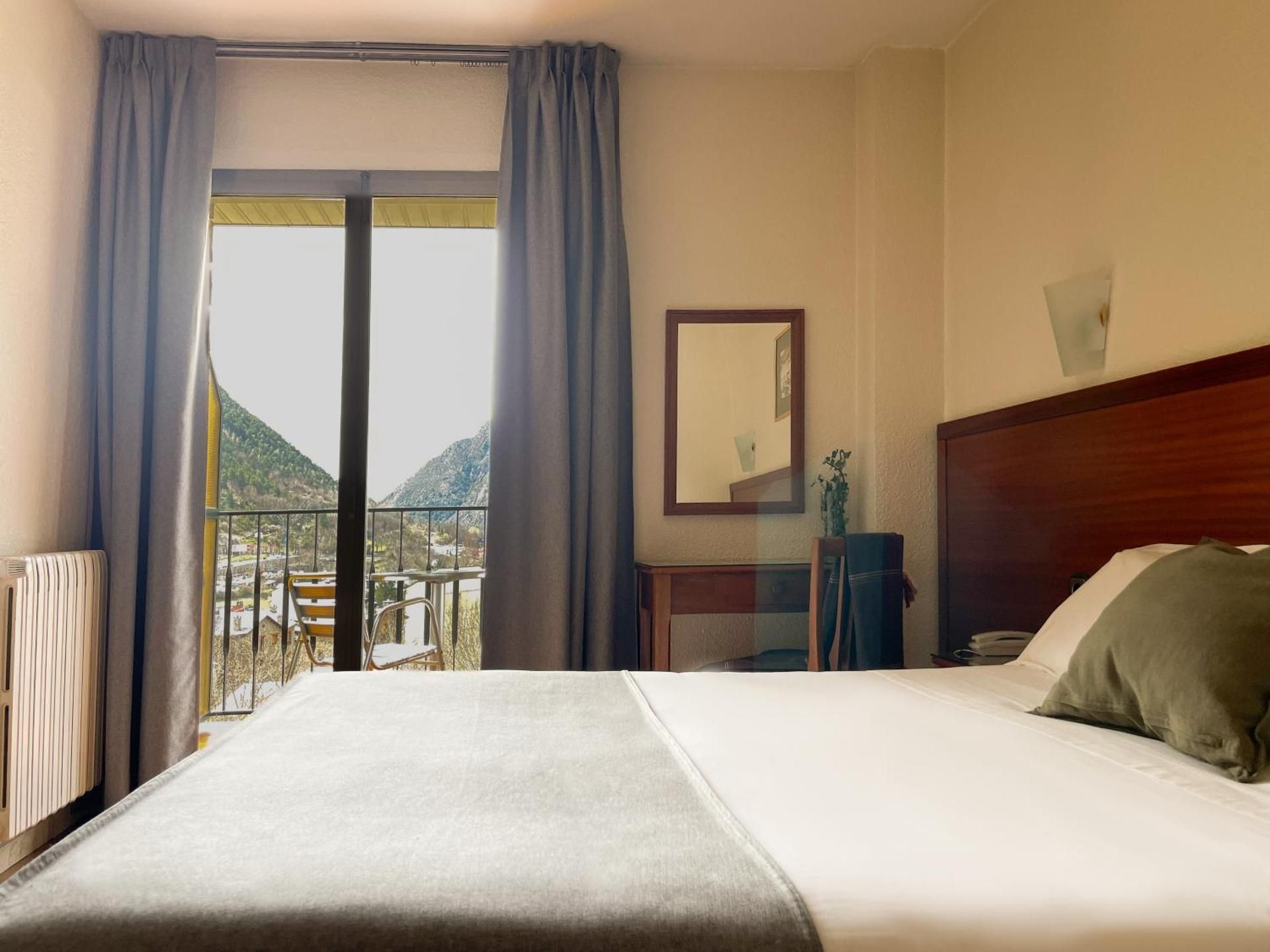 Standard Twin Room with Mountain View