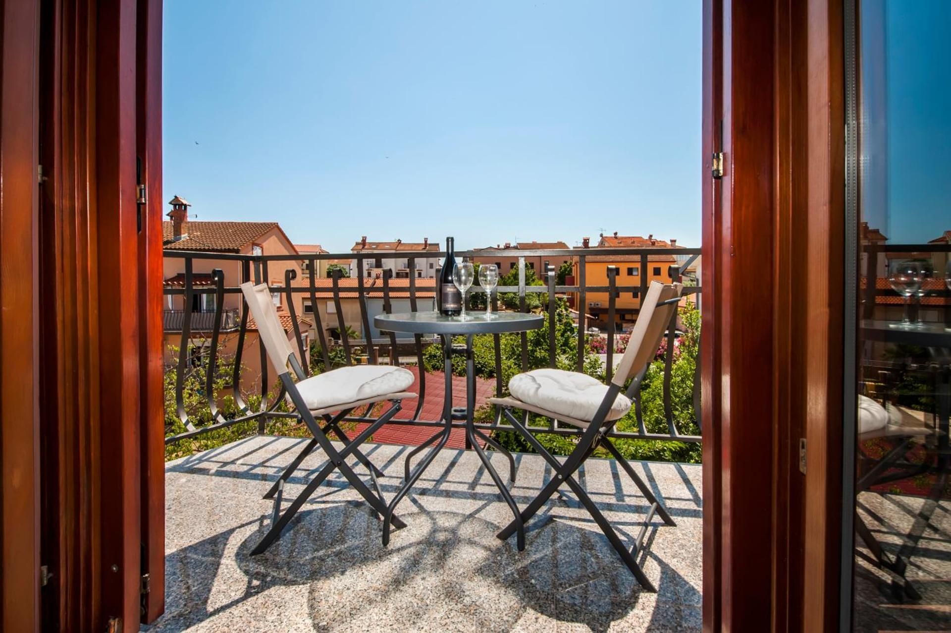Apartment with Garden View