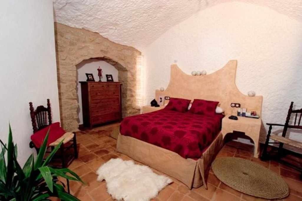Large One-Bedroom Cave Apartment