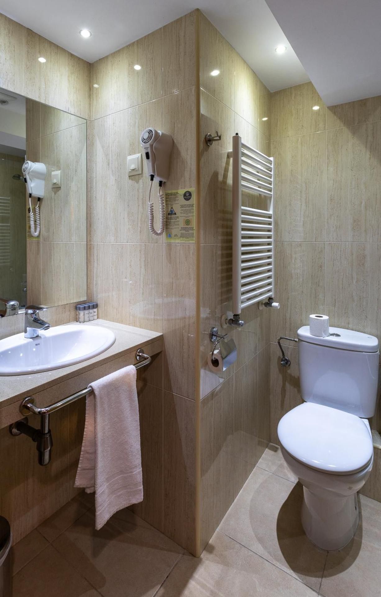 Hotel Micolau Twin - Non-Smoking 3