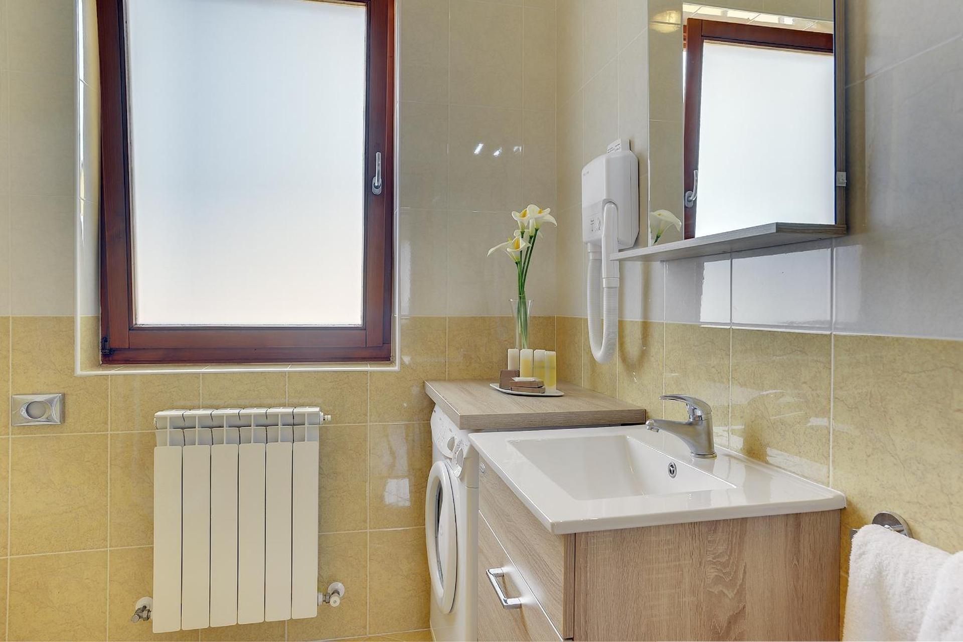 Comfor Two-Bedroom Apartment with Balcony