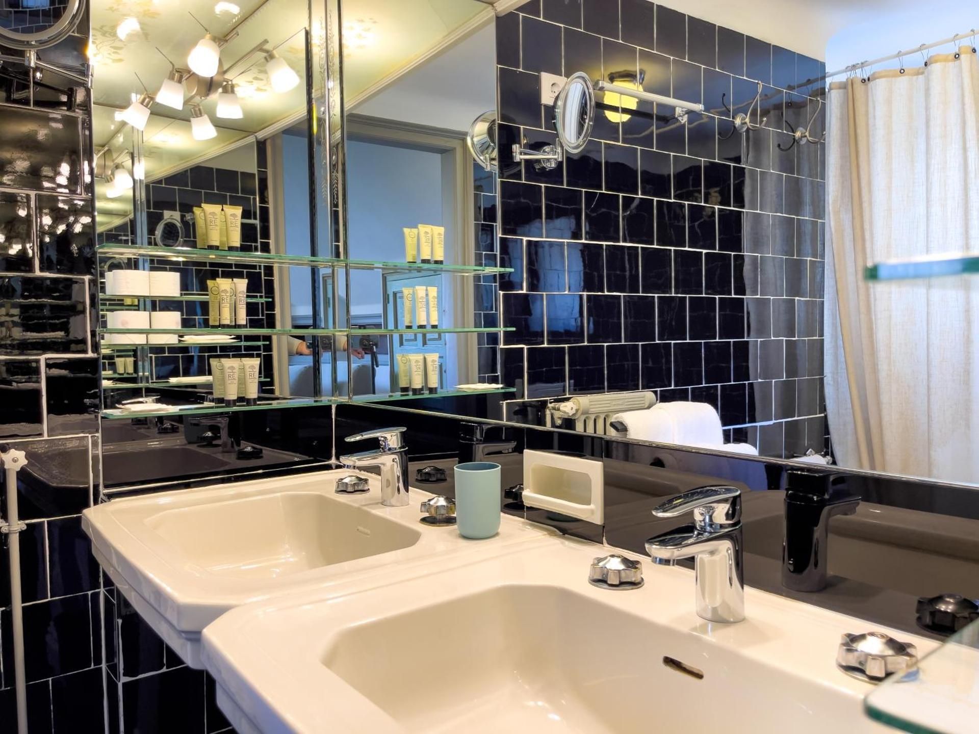Deluxe King Suite