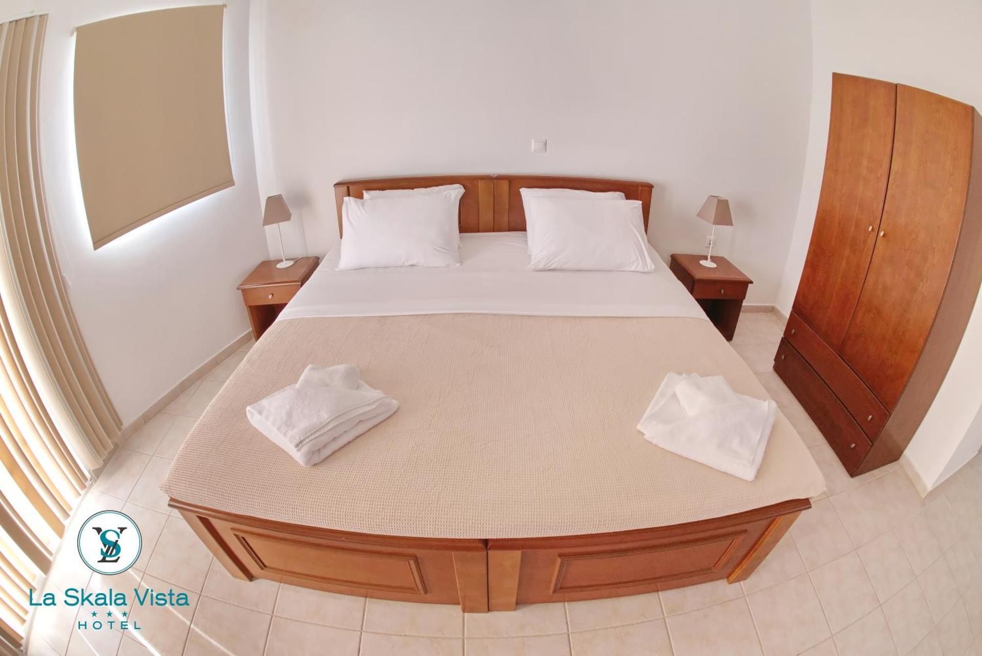 Deluxe Double Room (2 Adults + 1 Child)