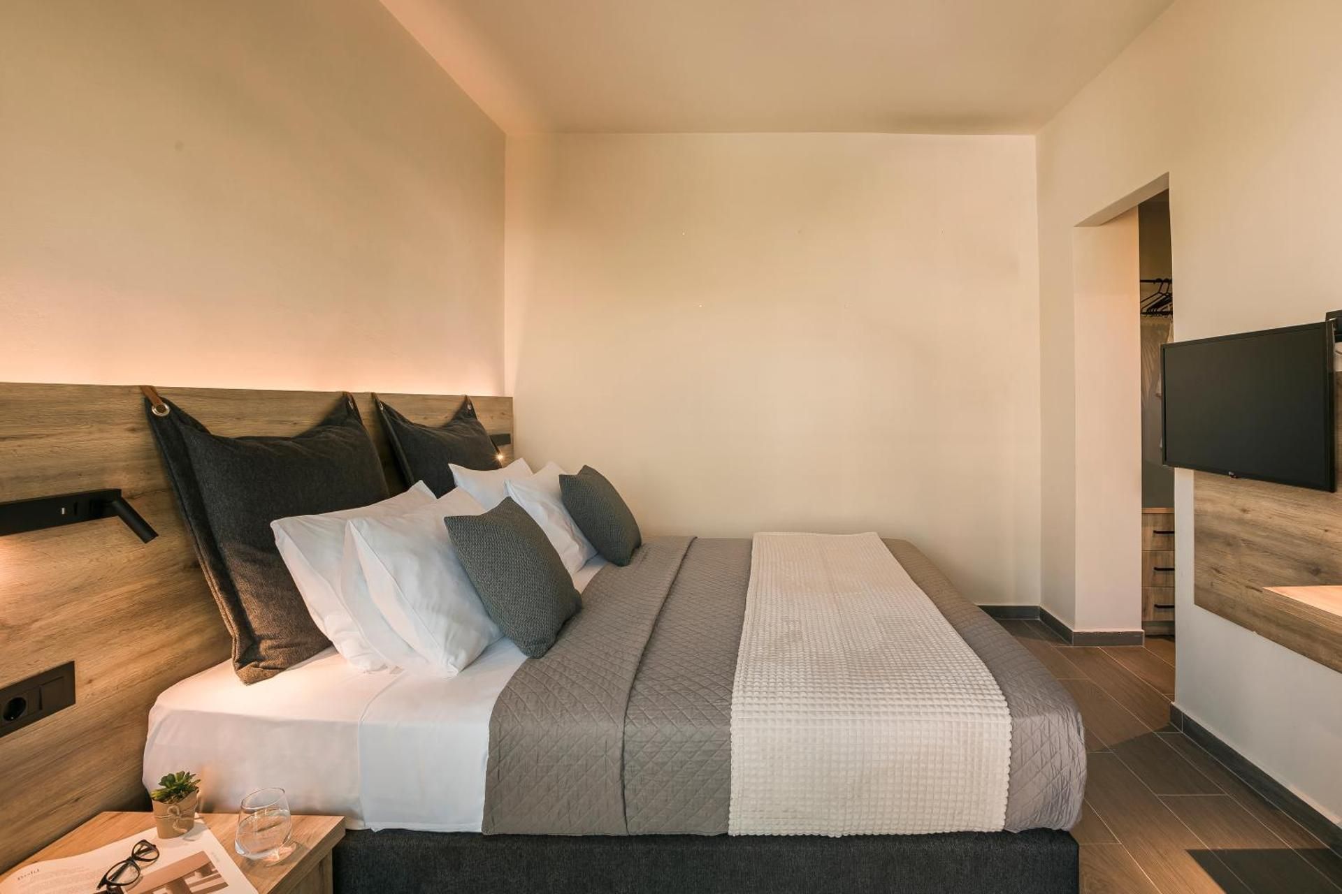 Deluxe Double Room with Side Sea View