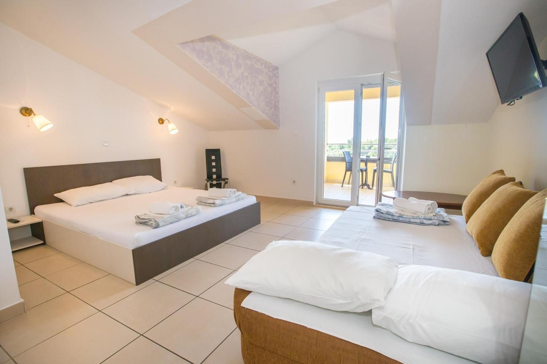 Family Room (2 Adults + 2 Children)