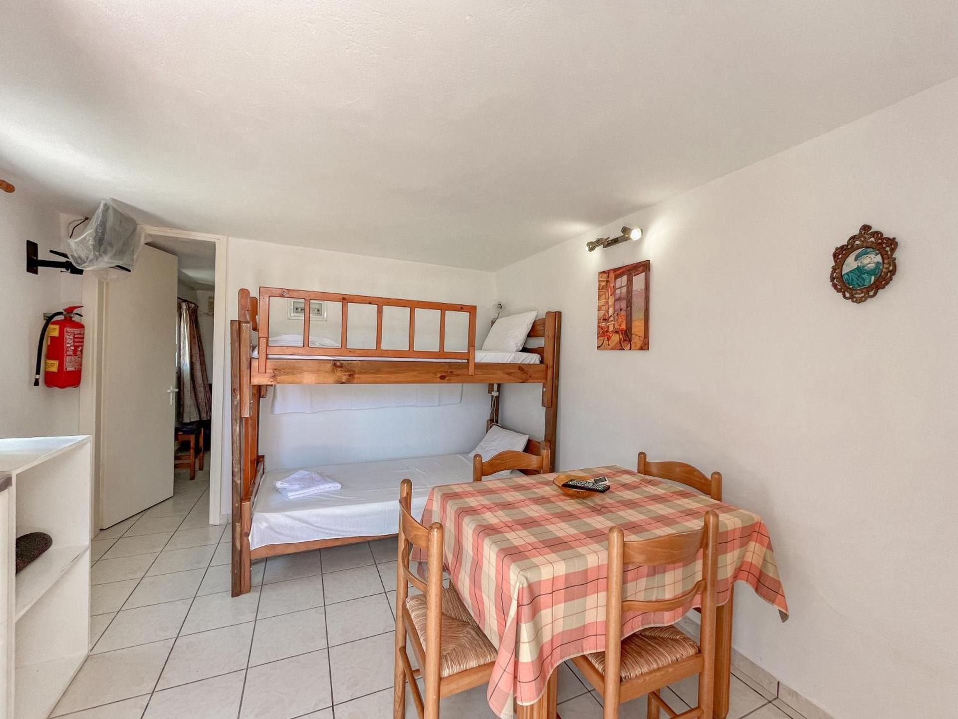 One-Bedroom Apartment (5 Adults)