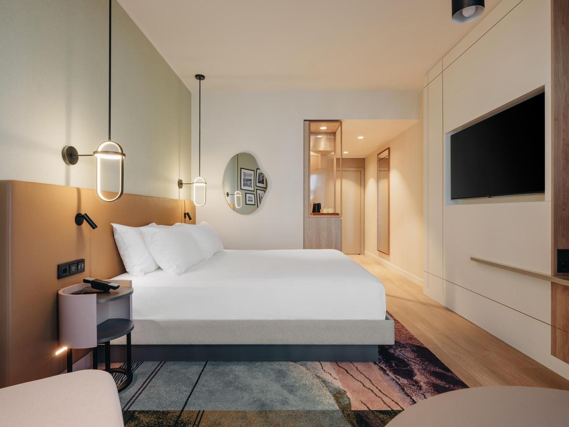 1 King Bed Deluxe