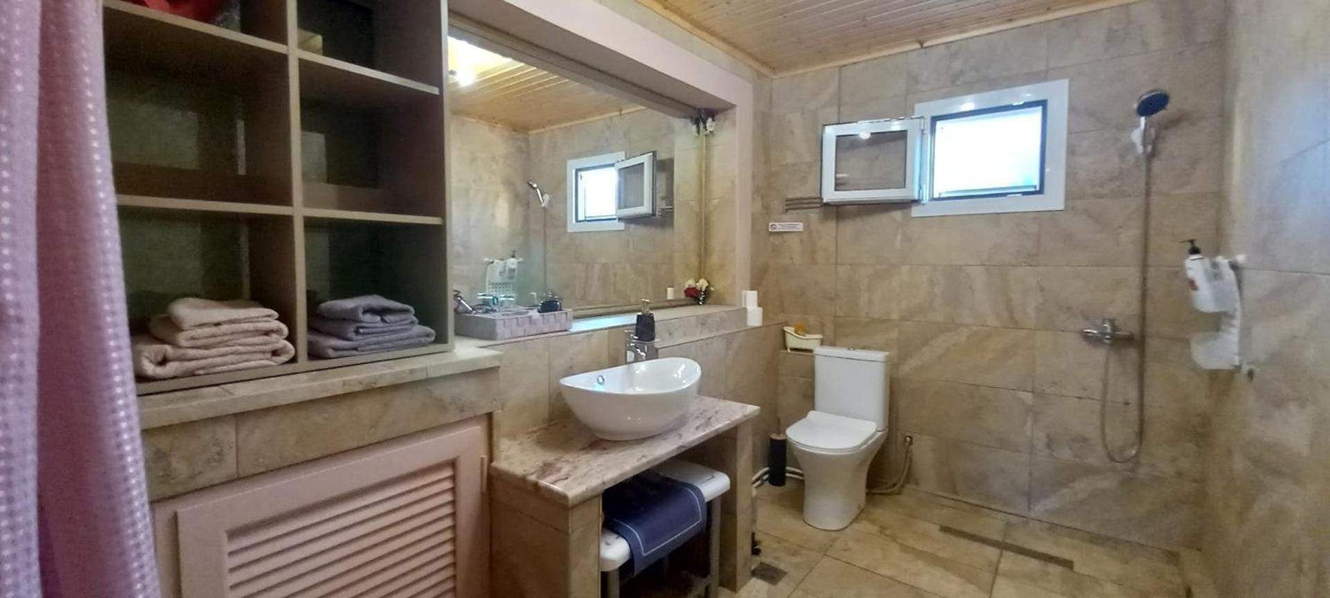Double or Twin Room with Mountain View