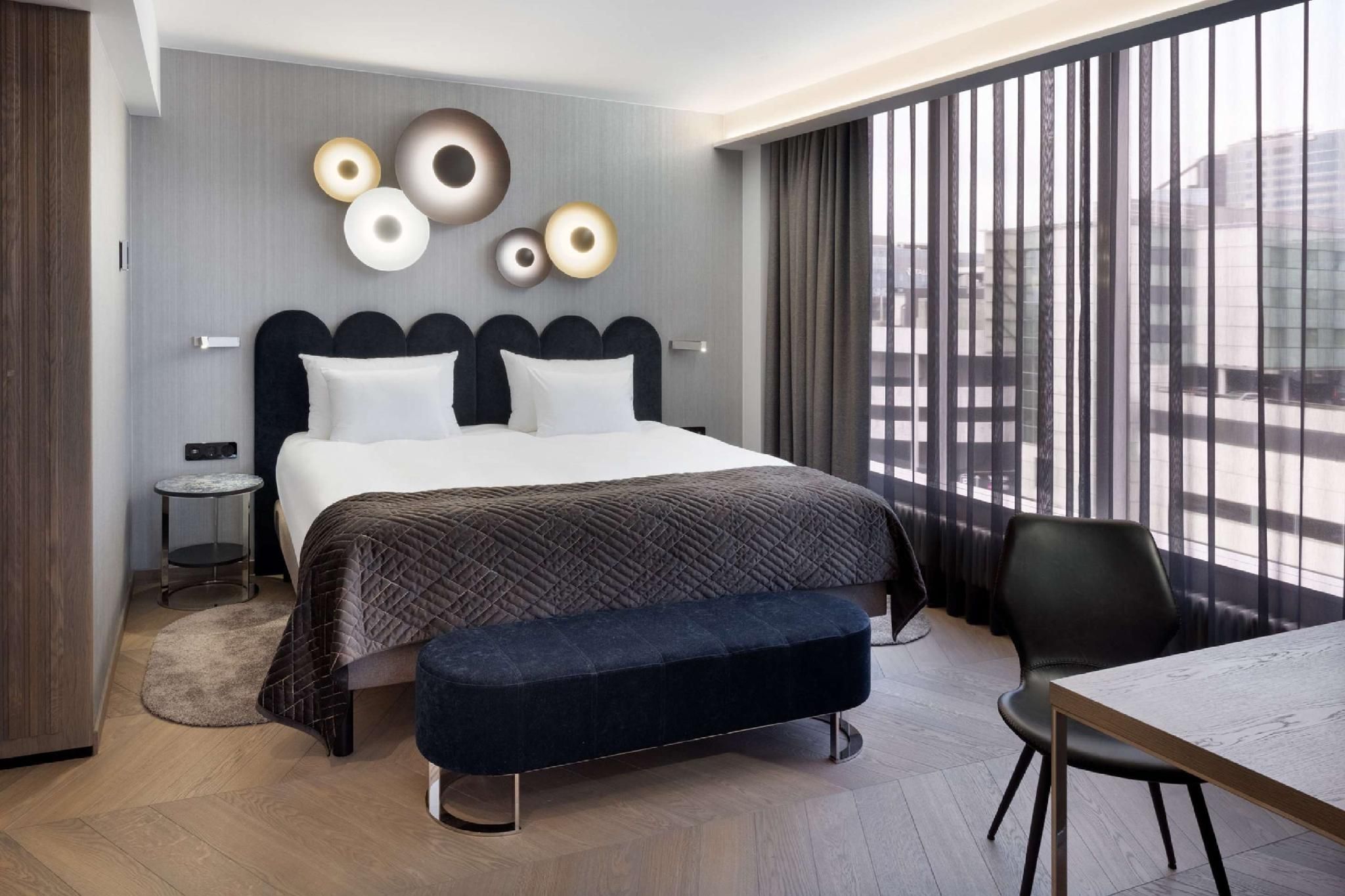 Executive Suite - 1 King Bed, Nonsmoking, Separate Living Room, Dining Table, City View