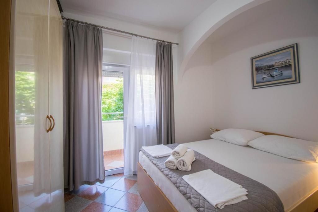 One-Bedroom Apartment with Balcony