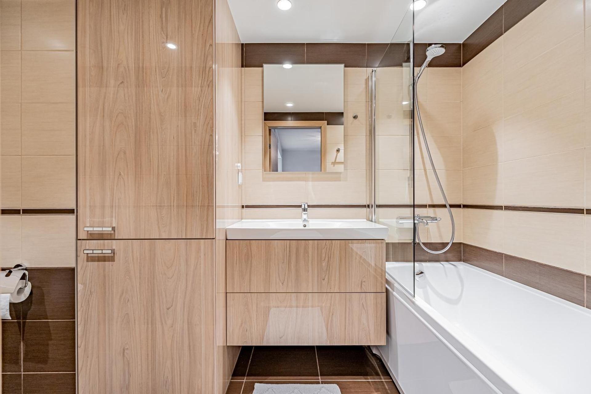 Deluxe One-Bedroom Apartment with Harbor View