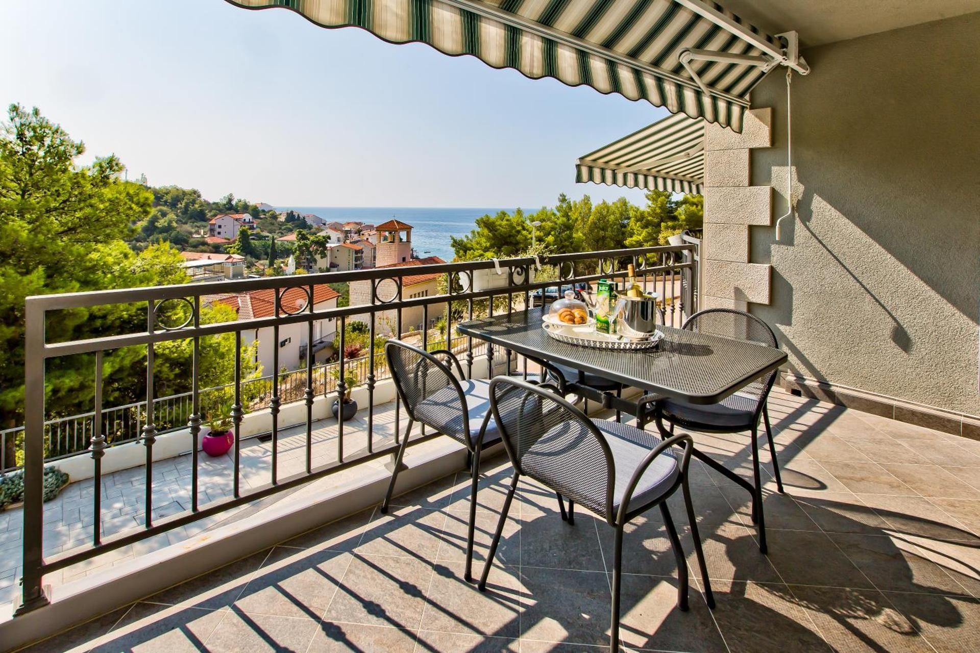 Two-Bedroom Apartment with Balcony with Sea View