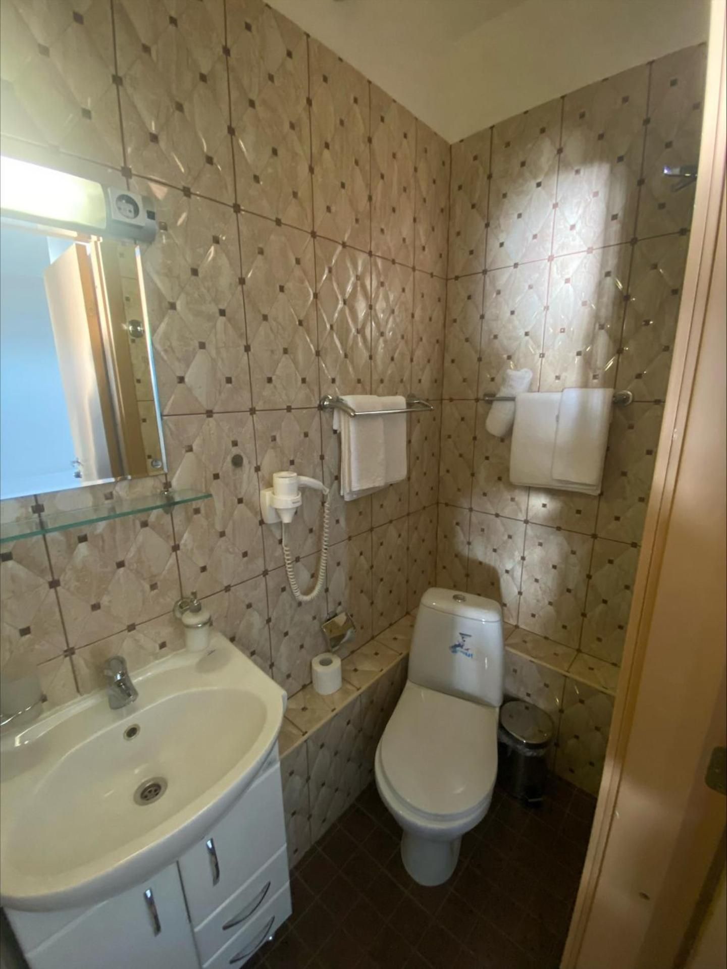 SMALL DOUBLE OR TWIN ROOM