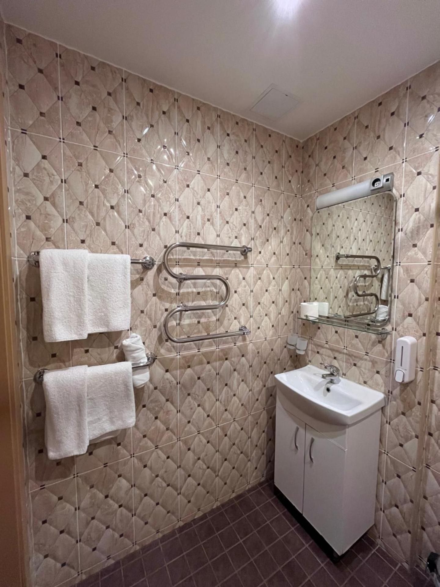 SMALL DOUBLE OR TWIN ROOM