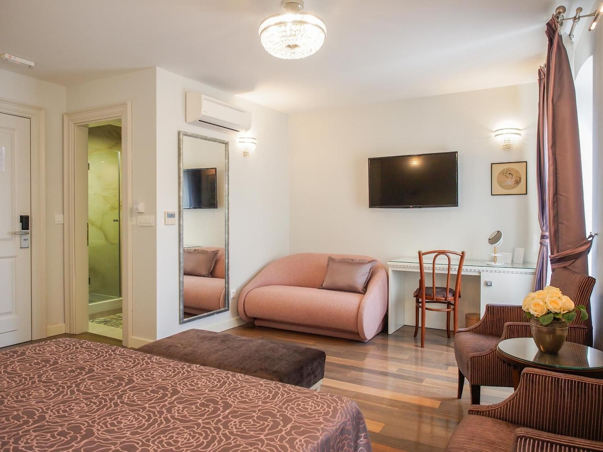 DeVecchi rooms