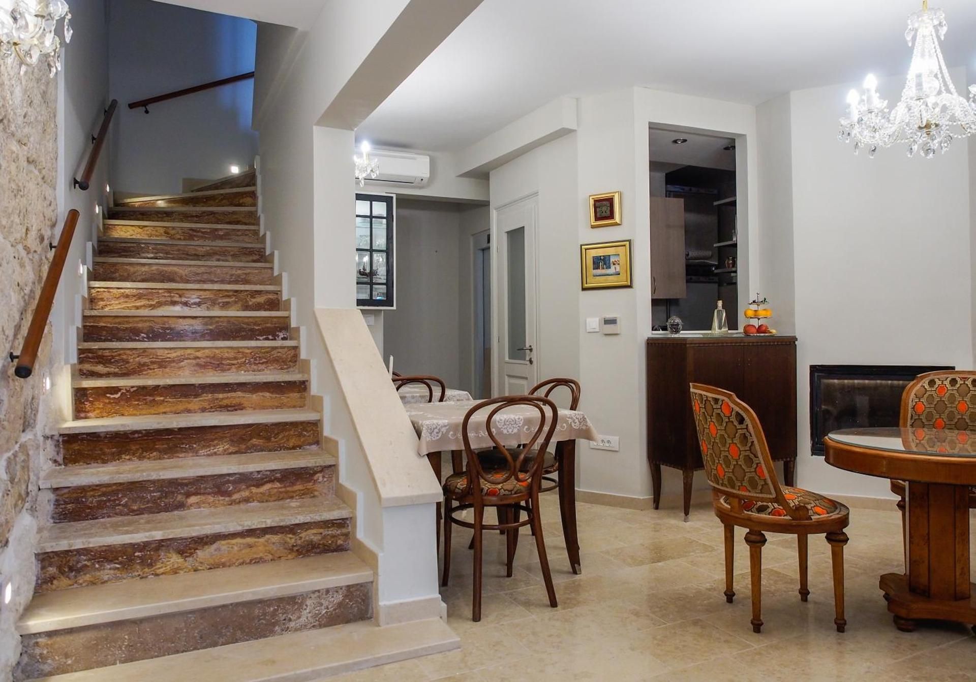 DeVecchi rooms