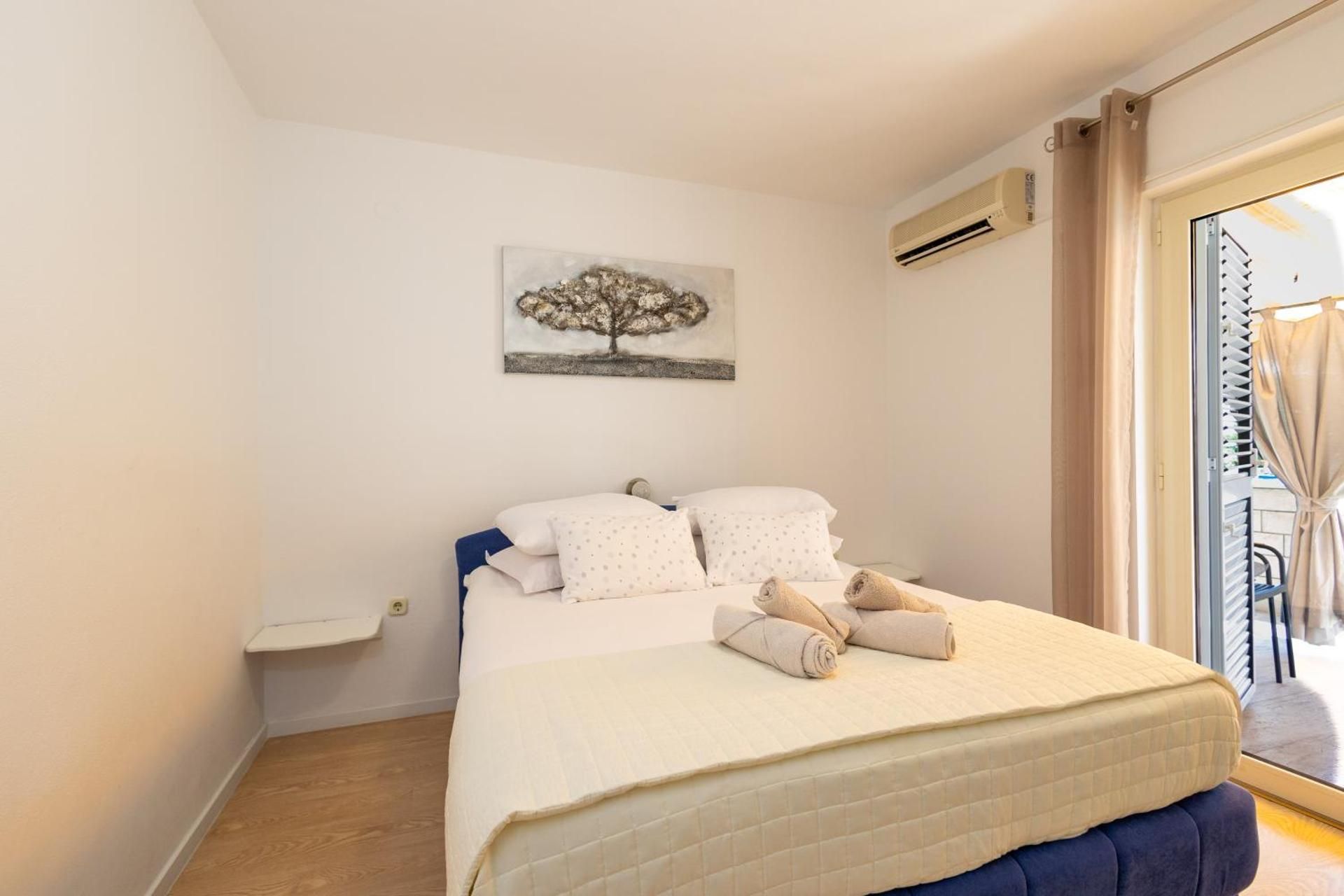 One-Bedroom Apartment with Terrace and Partial Sea View (3+1) Nr.3