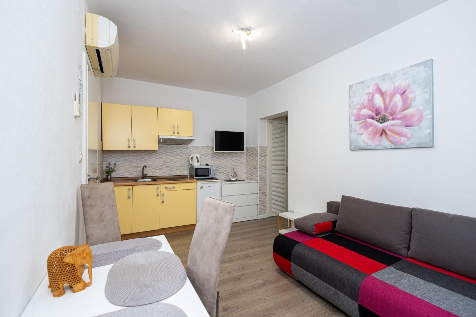 One-Bedroom Apartment with Terrace and Partial Sea View (3+1) Nr.3