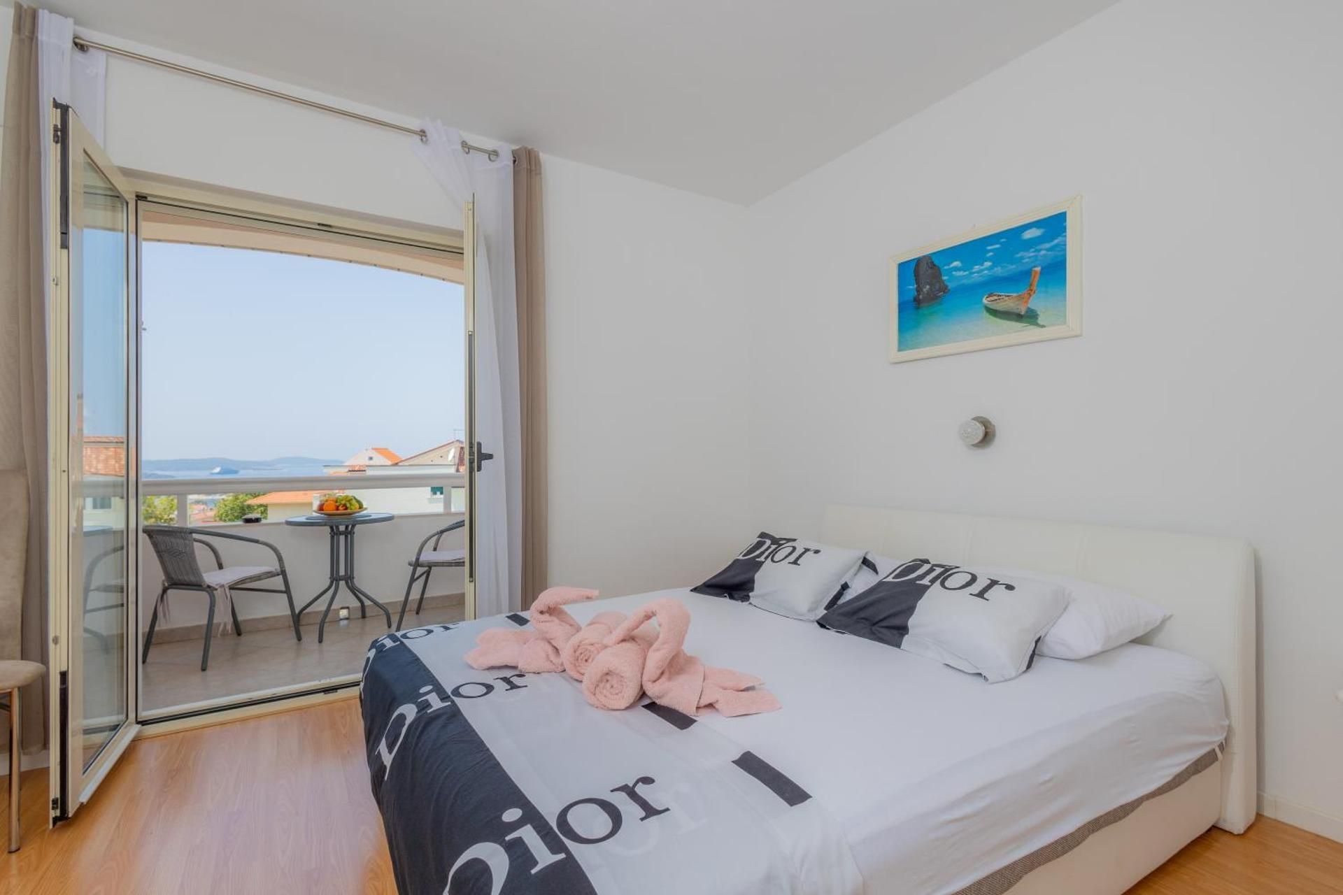 One-Bedroom Apartment with Balcony and Sea View (3+1) Nr.2