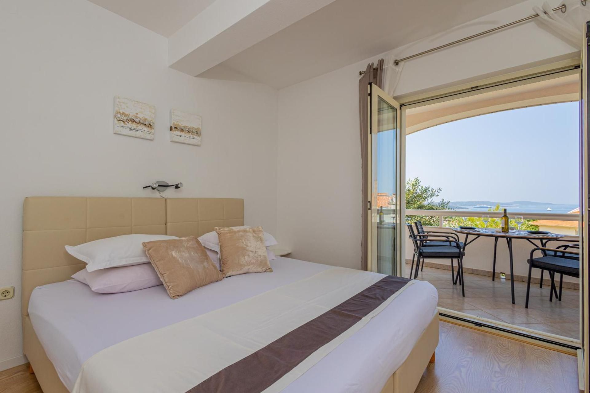 One-Bedroom Apartment with Terrace and Sea View (3+1) Nr.1