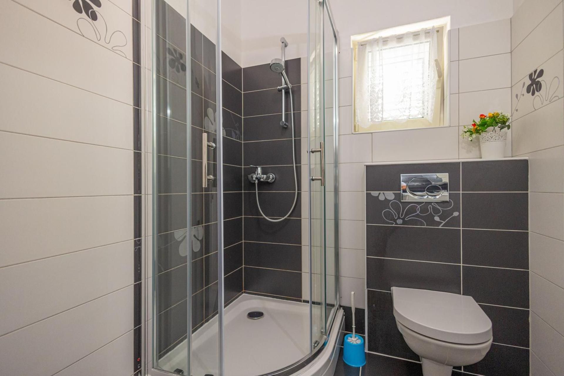 One-Bedroom Apartment with Terrace and Sea View (3+1) Nr.1