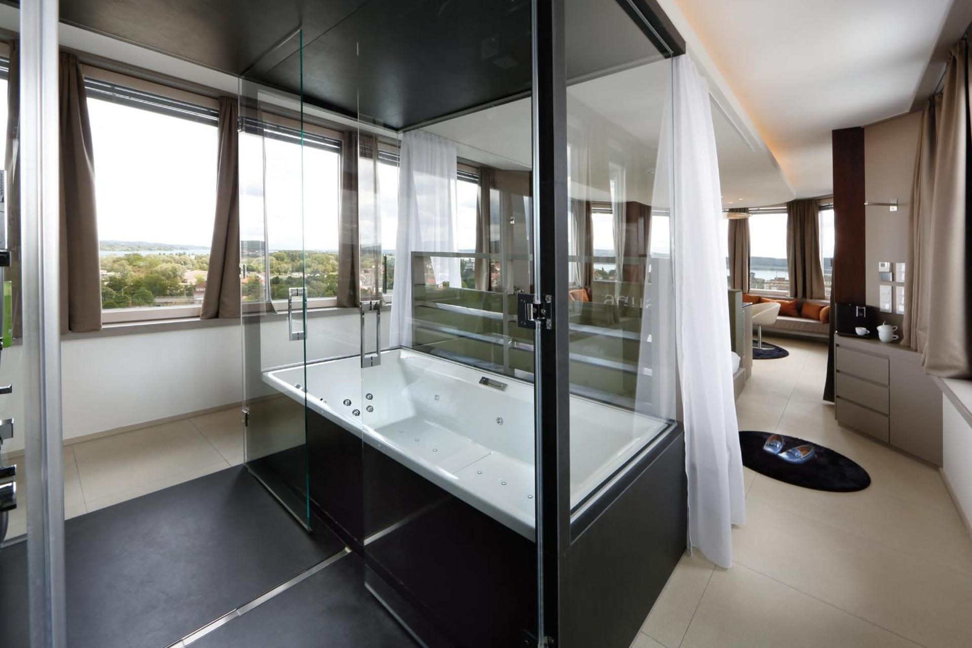 ZELLER Suite with Spa Bath