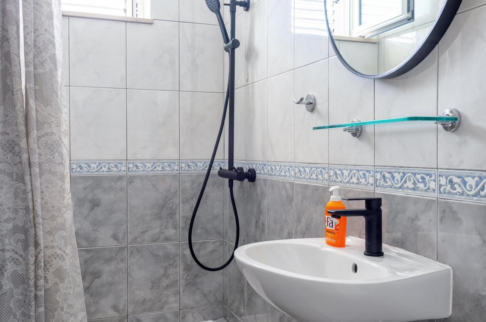 Hostel Villa Skansi Double Room with Sea View 3