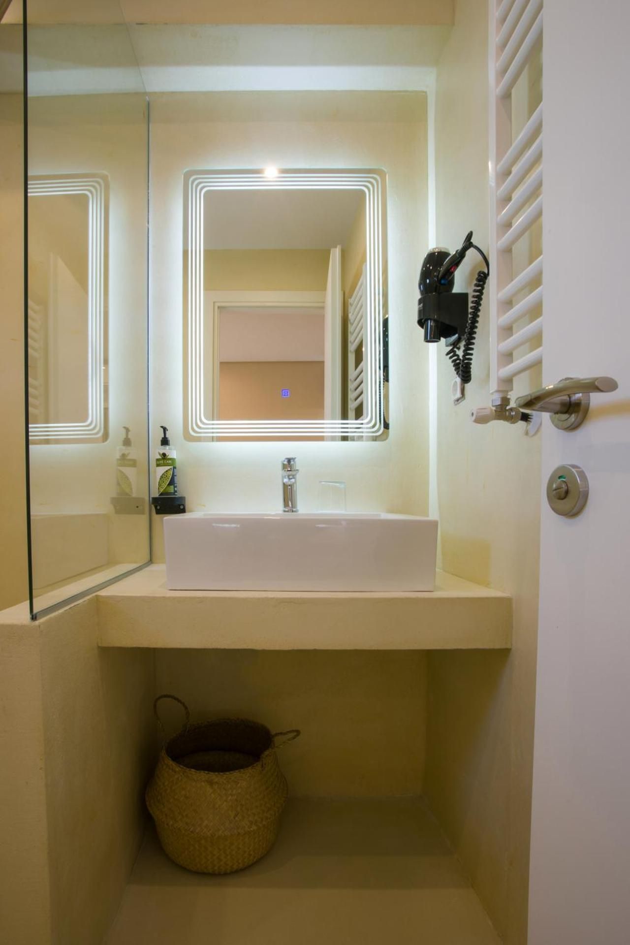 White Corner Standard Double Room 3