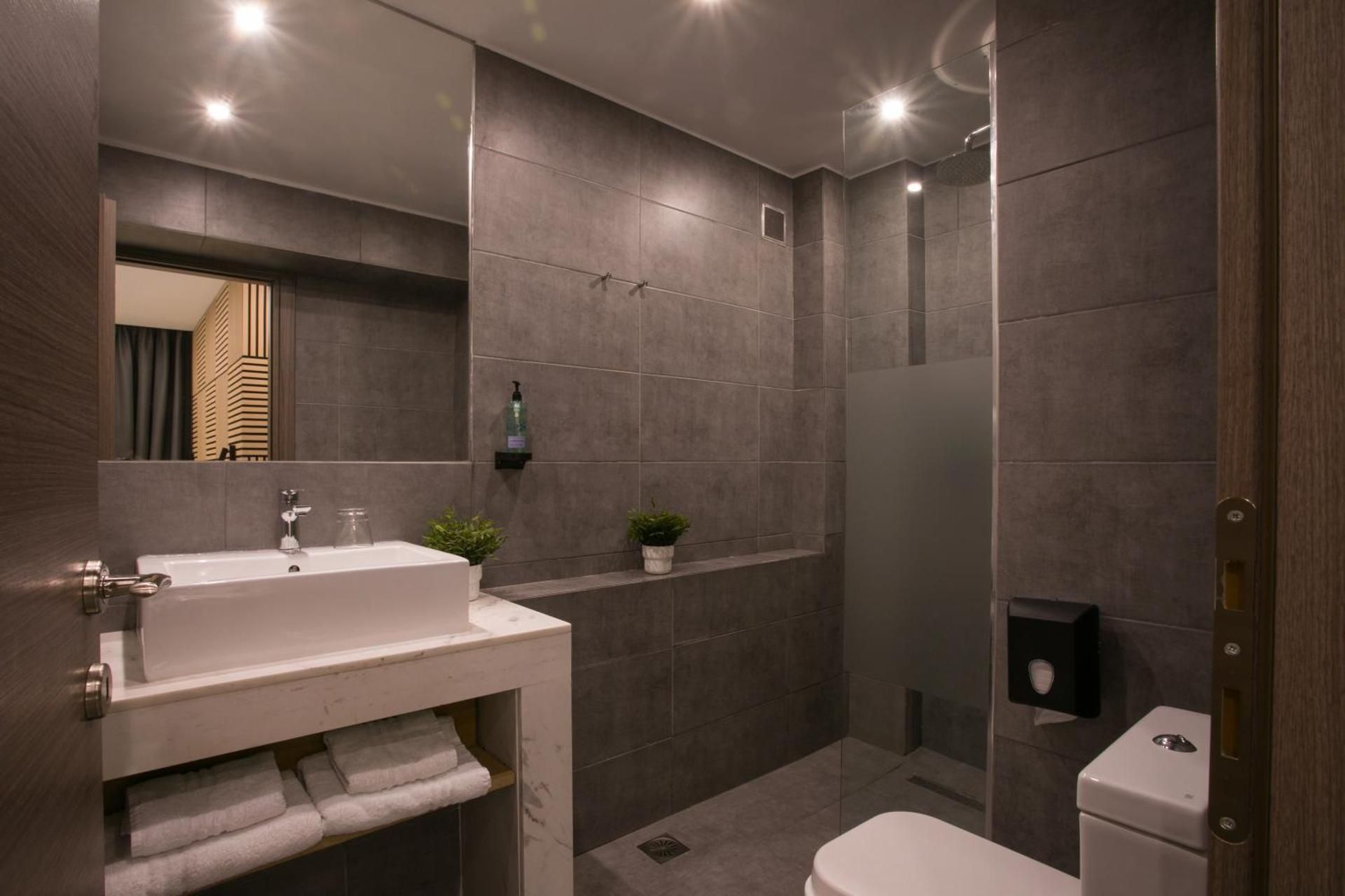 White Luxury Deluxe Triple Room with Sea View 3