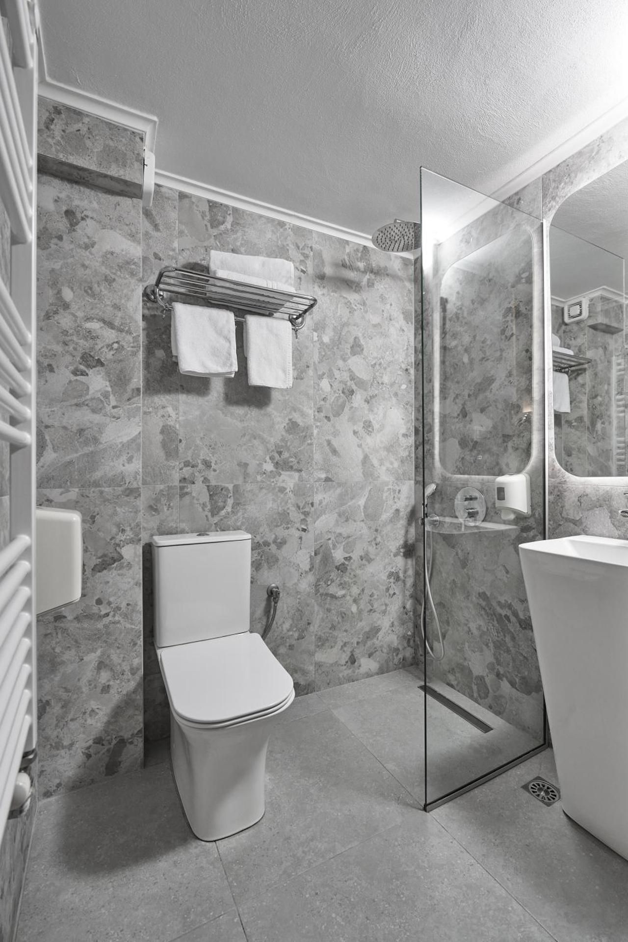 Iris Hotel Twin Room 3