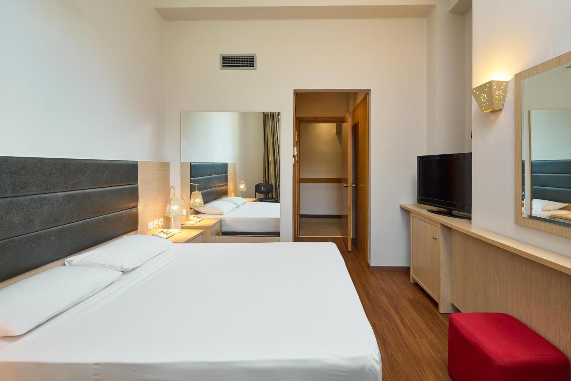 Iris Hotel Economy Double Room Semi-basement