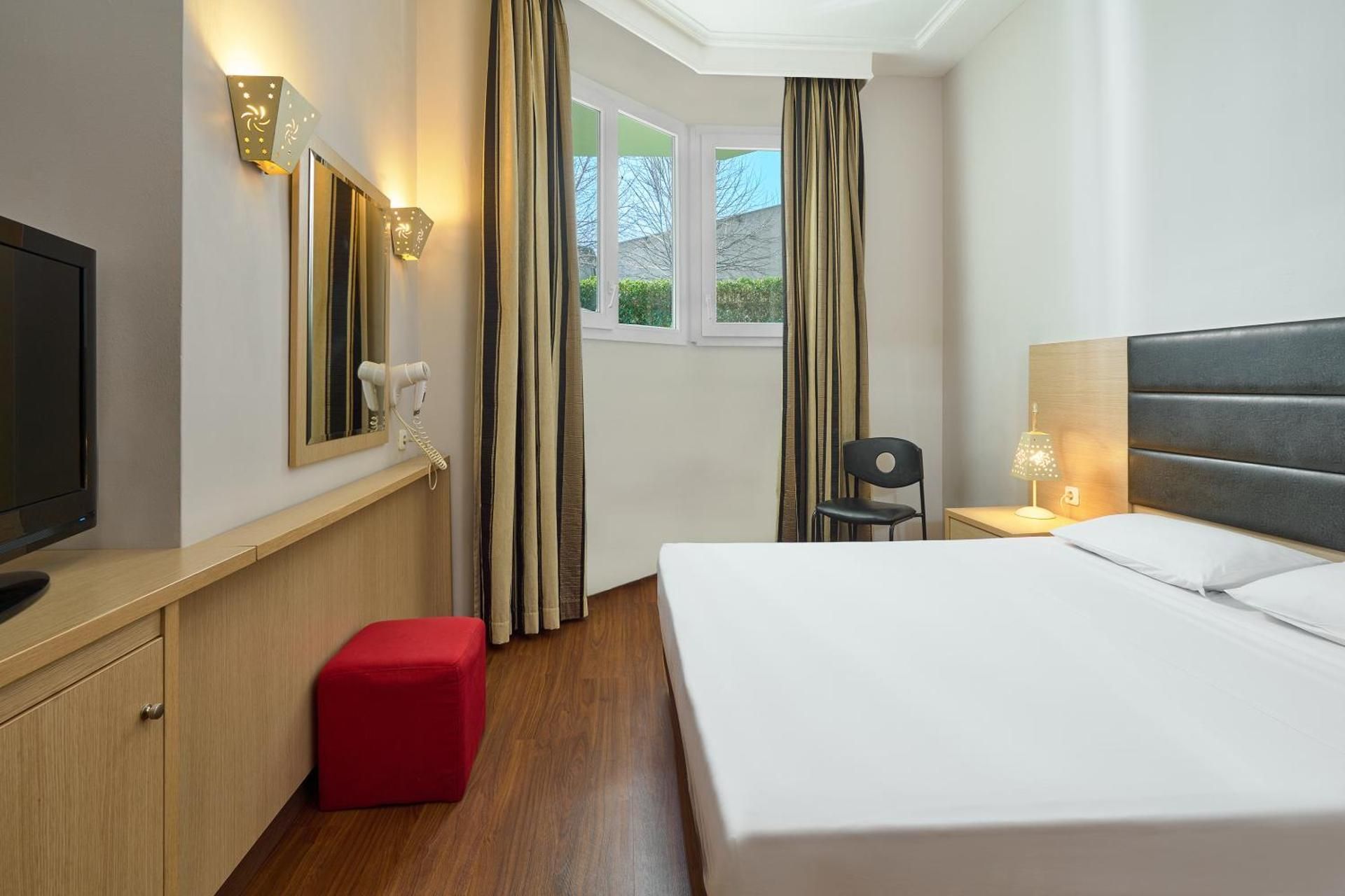 Iris Hotel Economy Double Room Semi-basement 3