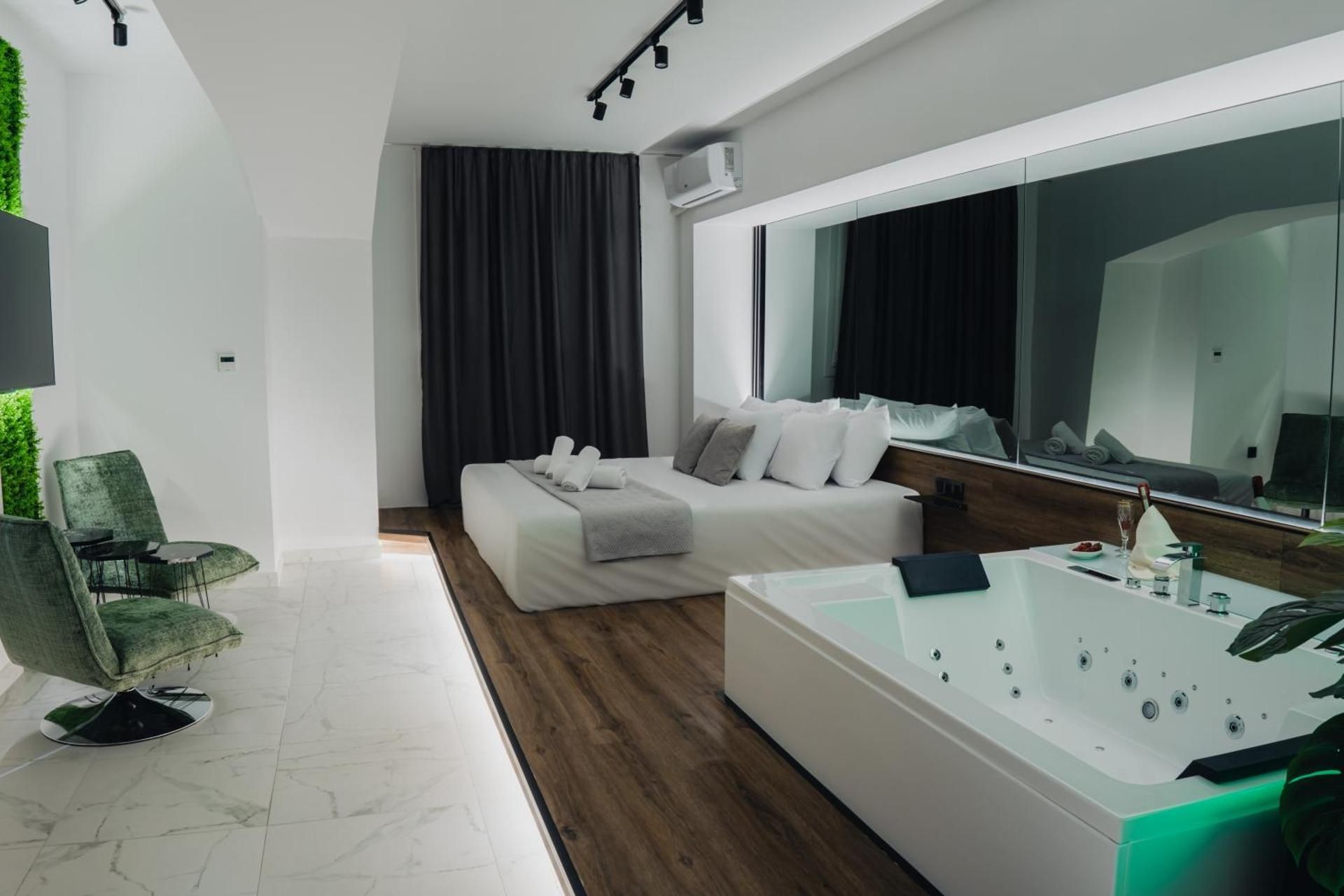 Bastasio suites spa King Suite with Spa Bath 2
