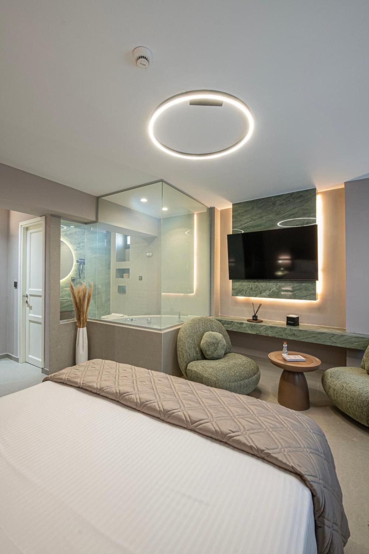 Suite with Spa Bath