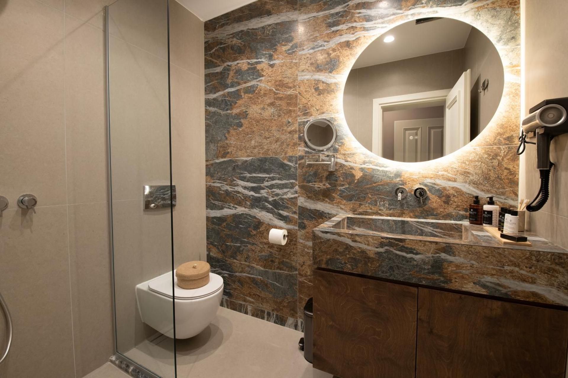Deluxe Suite with Spa Bath