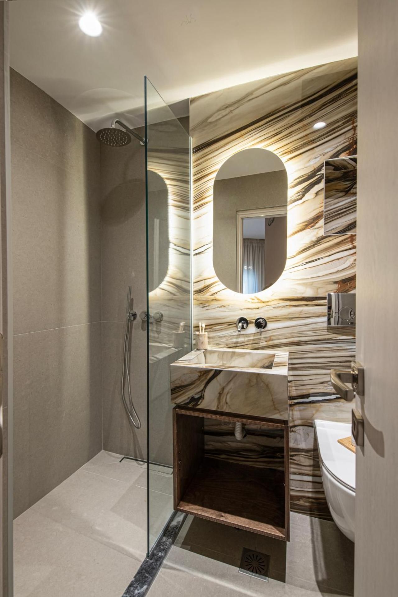 Deluxe King Suite