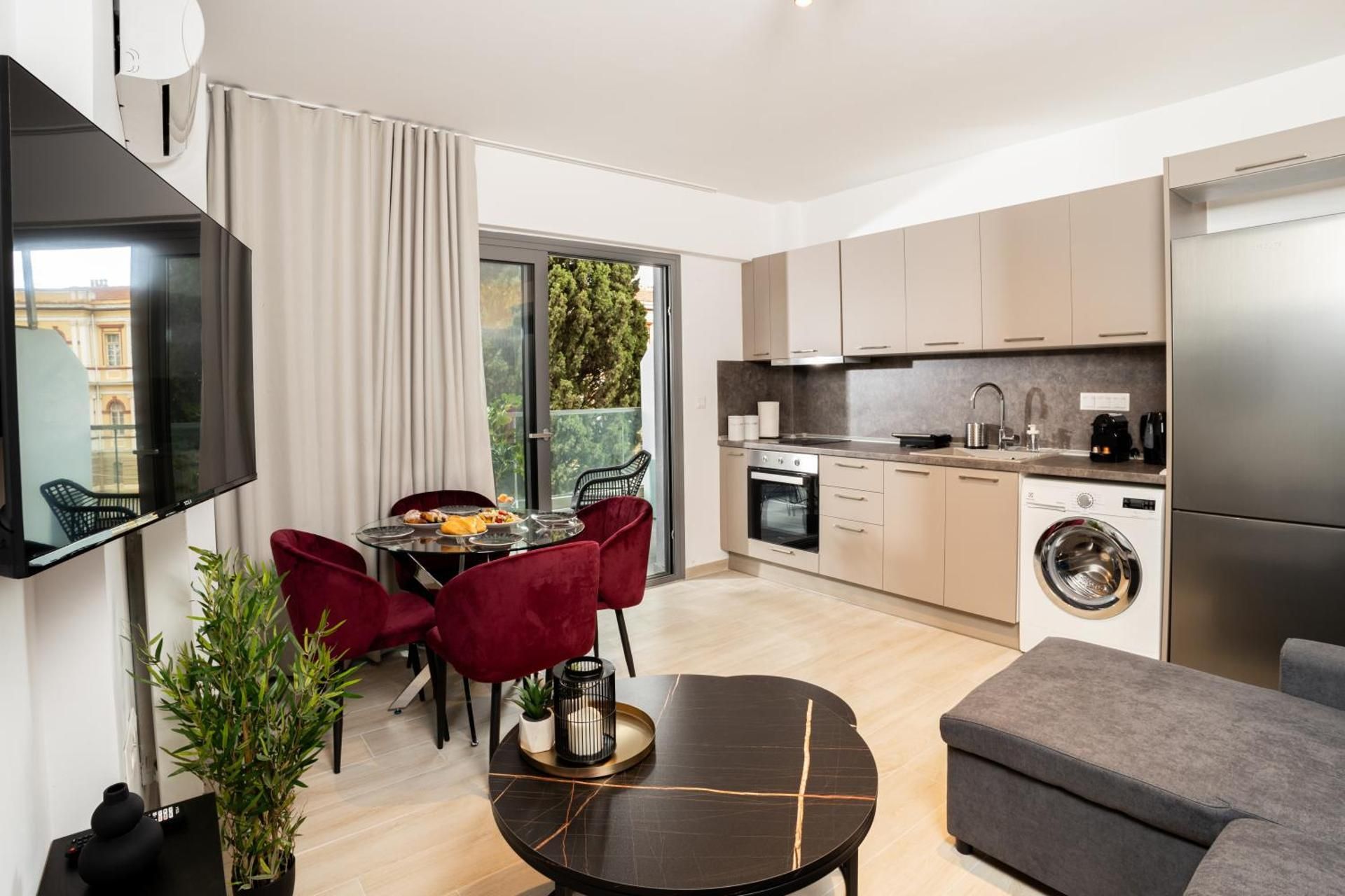 Velvet Luxury Apartments in the City Center by BiNoBi! Deluxe One-Bedroom Apartment with City View 3