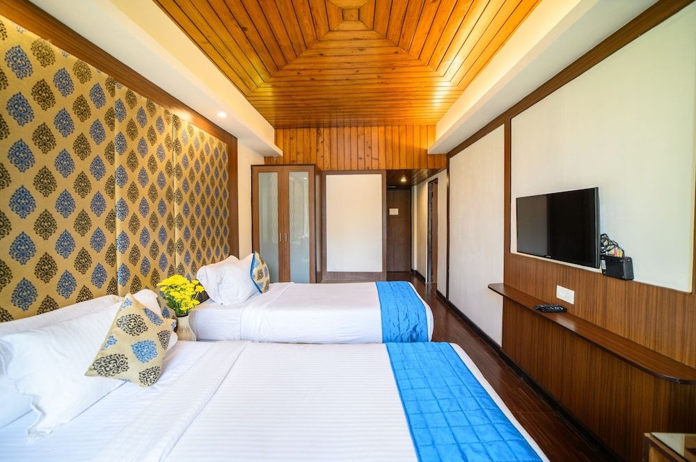 Sinclairs Darjeeling Deluxe Room 6