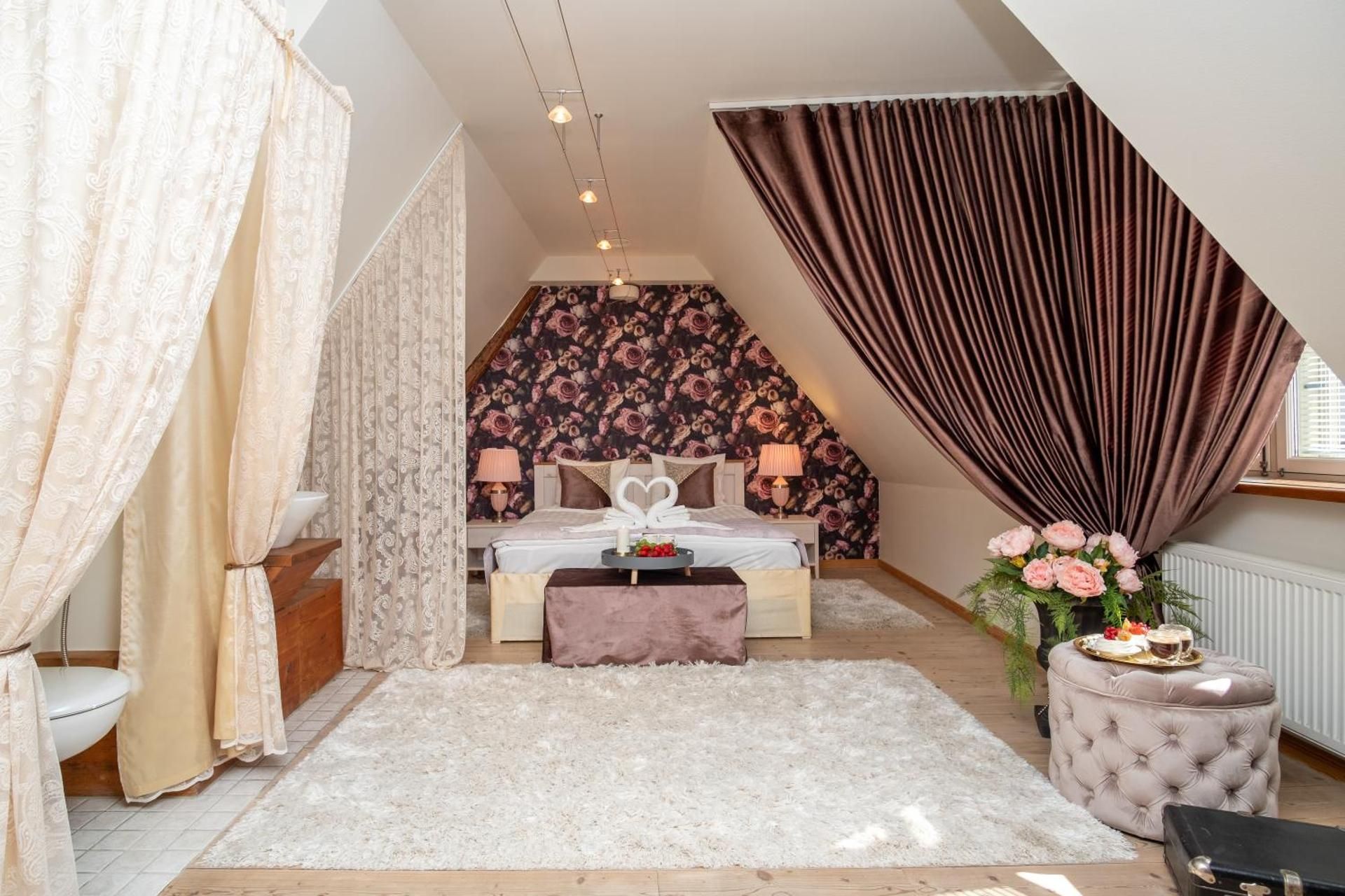 Deluxe Two-Bedroom Apartment with Balcony