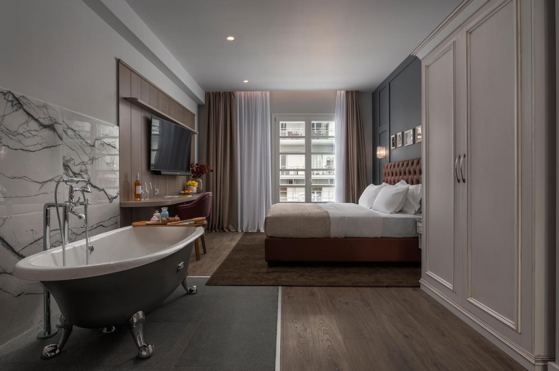 Deluxe Suite with Bathtub