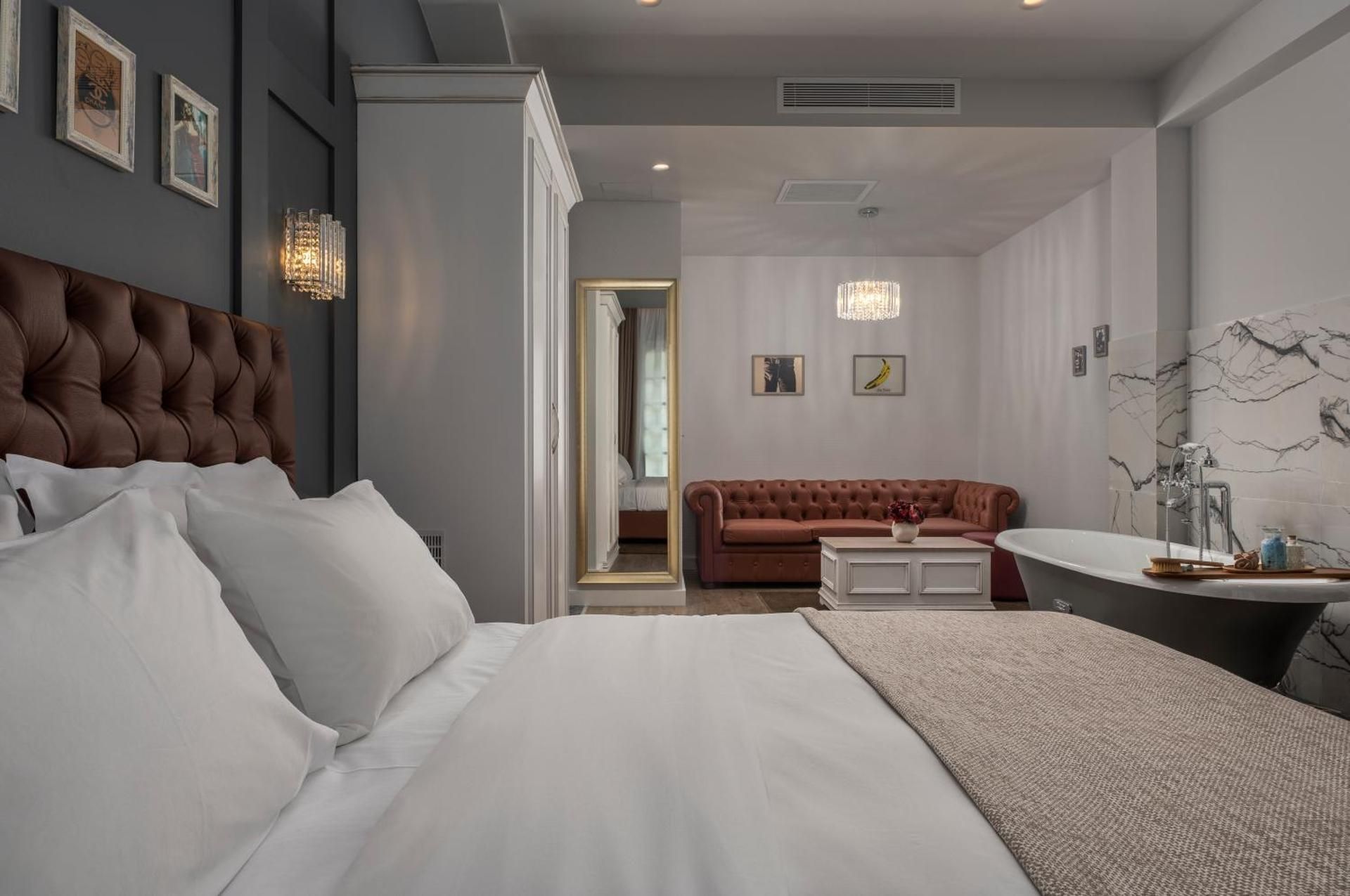 Deluxe Suite with Bathtub