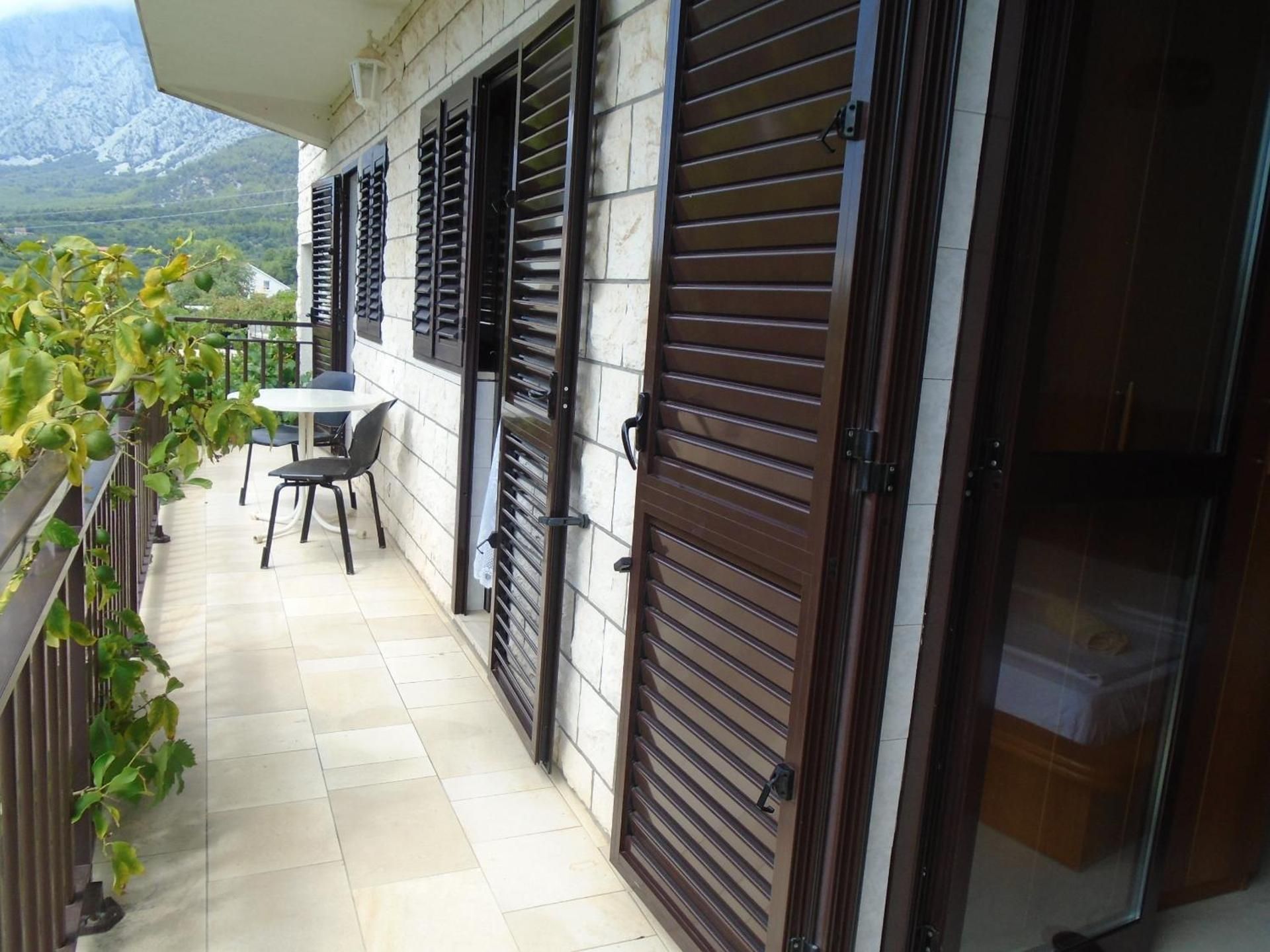 Apartment with Mountain View